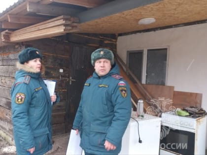 Житель Гагаринского района зажигал свечу и спалил двухквартирный дом