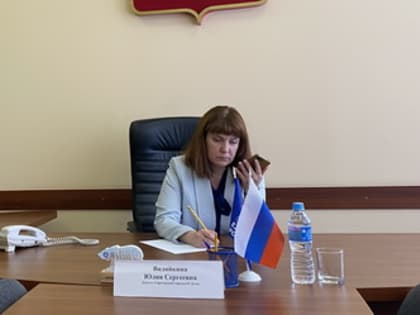 Юлия Видяйкина поможет саратовцам с благоустройством детской площадки и качественным восстановлением тротуара после аварийных работ