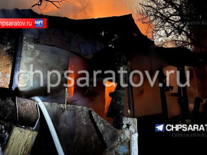 Пожарные ликвидируют возгорание частного дома в Октябрьском районе