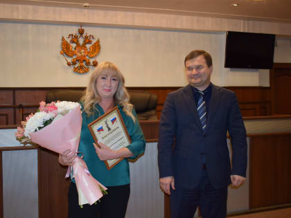 В Саратовском областном суде сотрудника поздравили с юбилейным днем рождения