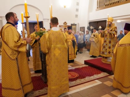 Епископ Варфоломей совершил всенощное бдение в храме в честь Рождества Христова г. Балаково