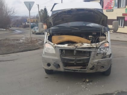 В Ленинском районе не разъехались "Газель" и "Приора". Пострадала 11-летняя девочка