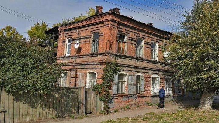 Дом в центре саратова. Старинные здания Саратова. Ветхие дома Саратова. Старинные дома в Саратове. Старинные здания в центре Саратова.