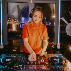 Sophie Hosner and MONO - 14.02.2026 21:00 at Cafe Strom, Kirchengasse 4, 4020 Linz, Österreich