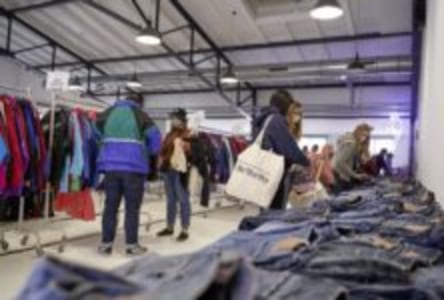 Be Thrifty Vintage Kilo Sale im März - Sa., 14.03.2026, 10:30 at Tips Arena, Ziegeleistraße 76, 4020 Linz, Österreich