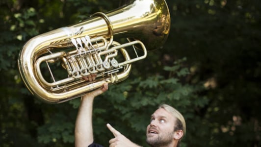 ANDREAS MARTIN HOFMEIR: KEIN AUFWAND. KABARETT SAMT TUBA & KLAVIER - 17.11.2025 20:00 at Treibhaus, Angerzellgasse 8 Am Volksgarten, 6020 Innsbruck, Österreich