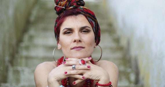 FLO: BRAVE RAGAZZE / LIEDER MUTIGER MÄDCHEN :: AUS NEAPEL - 07.03.2026 20:30 at Treibhaus, Angerzellgasse 8 Am Volksgarten, 6020 Innsbruck, Österreich