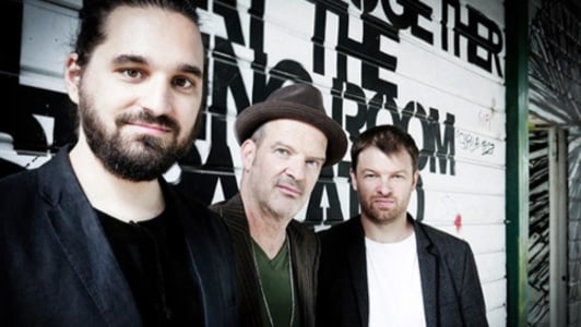 WOLFGANG MUTHSPIEL ＆ MARIO ROM ＆ COLIN VALLON // NEUES ALBUM: ATLAS - 04.05.2026 20:30 at Treibhaus, Angerzellgasse 8 Am Volksgarten, 6020 Innsbruck, Österreich