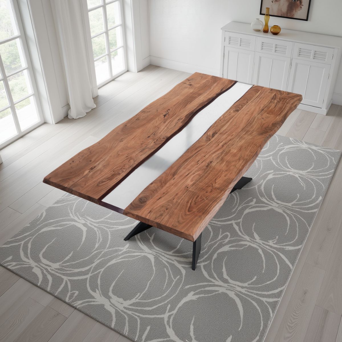Table Anubi en bois d’acacia massif avec inserts en résine translucide opaque et piètement en acier noir mat 195 x 100 cm