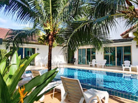 The Snug Airportel — social hostel in Phuket, Thailand