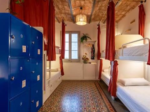 Primavera Hostel — social hostel in Barcelona, Spain