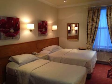 Dergvale Hotel — social hostel in Dublin, Ireland