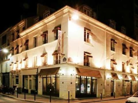 Aloha Eiffel Tower by Hiphophostels — social hostel in Paris, France