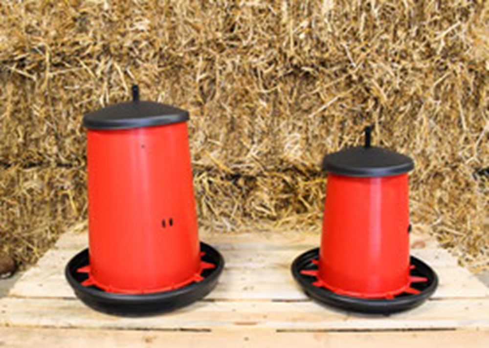 Futterautomat mit Deckel für Hühner – wetterfest und hygienisch für die Geflügelhaltung