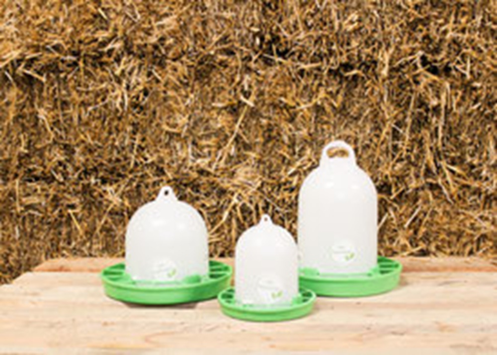 Futterautomat für Hühner mit Gitter Bio Line reduziert Futterverlust und hält Futter sauber