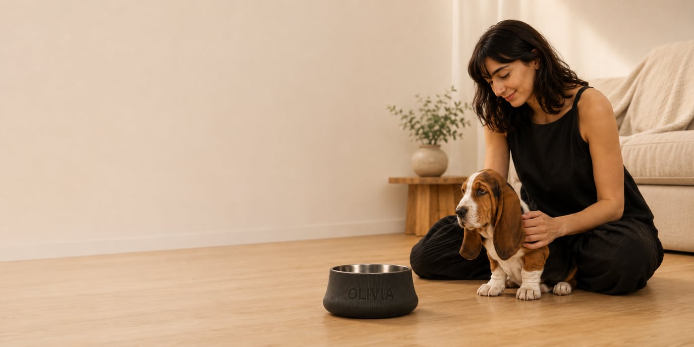 Persona junto a su mascota y bowl personalizado Ouaf