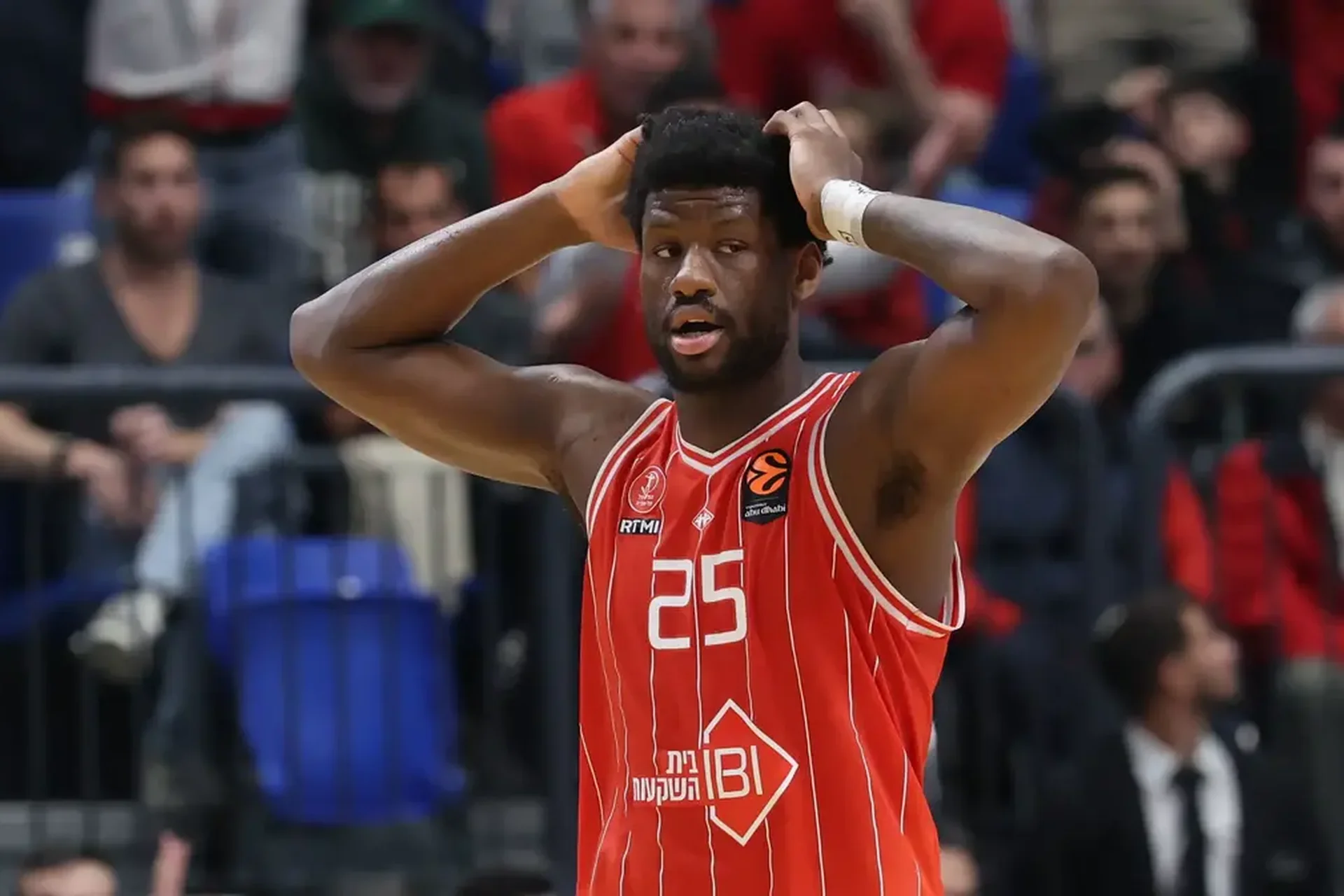 Les départs ont commencé : deux joueurs du Hapoel Tel-Aviv ont quitté Israël