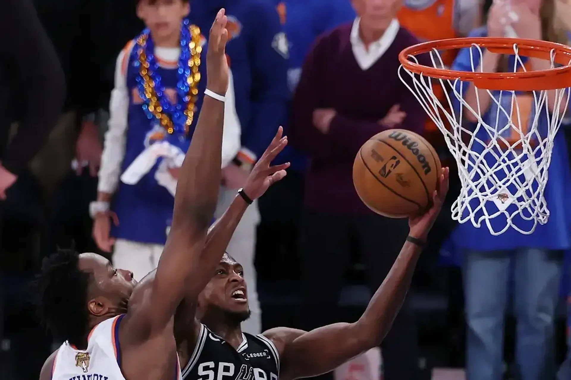 Le geste décisif d'un joueur des Spurs fait sortir le commentateur de ses gonds : « Stupide ! »