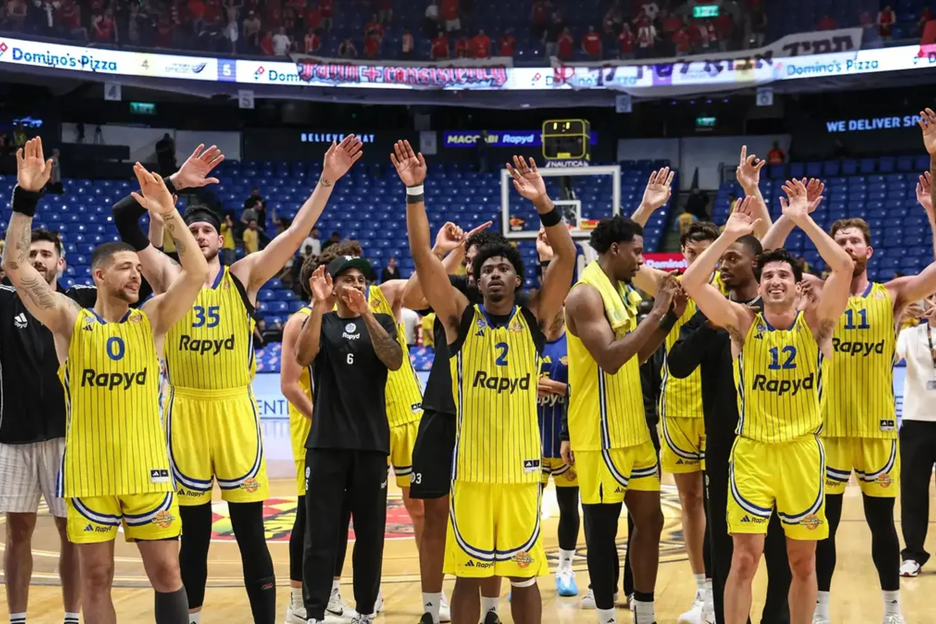 Le Maccabi Tel Aviv fête sa victoire dans le derby. Pourquoi la salle n'était-elle pas pleine ?
