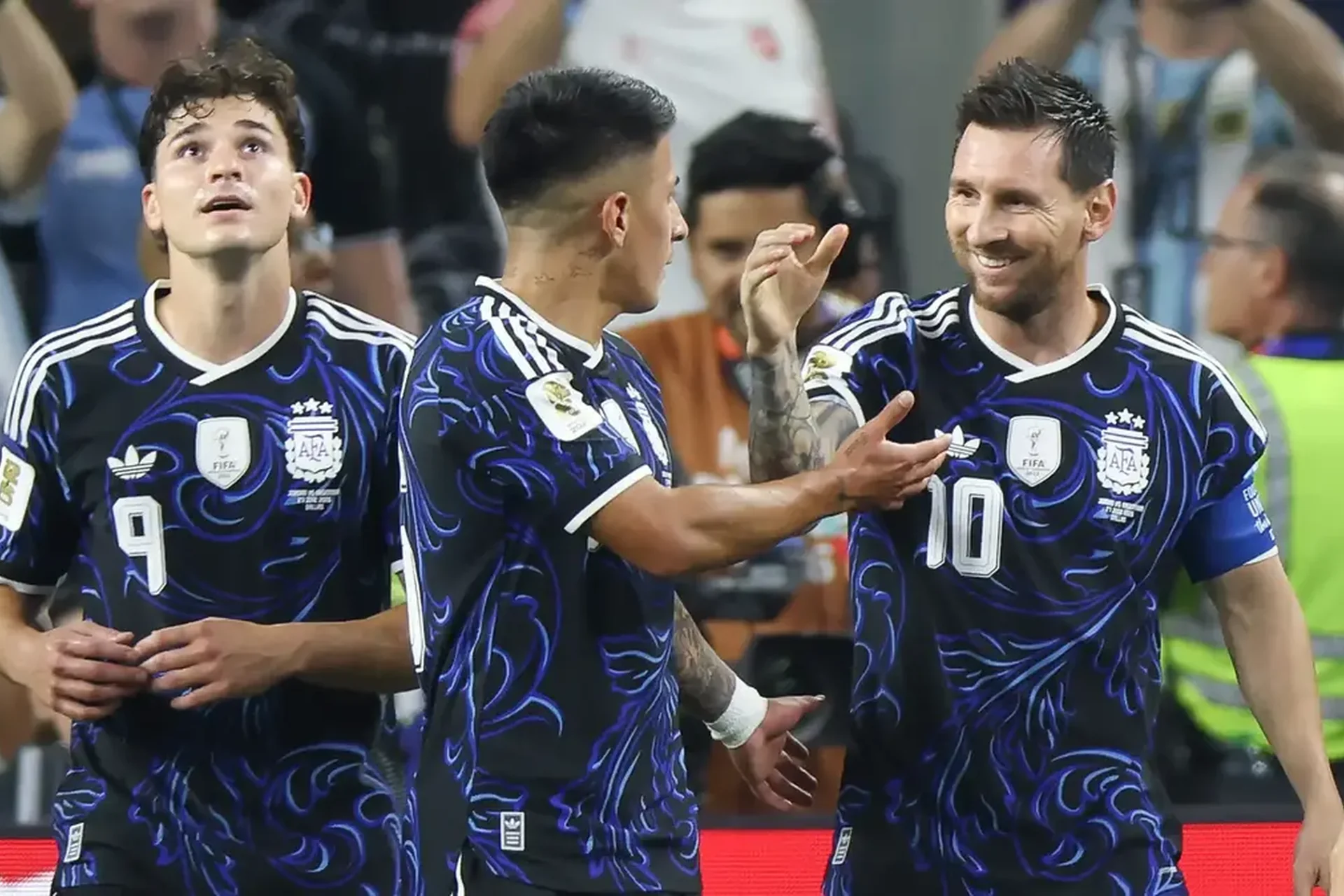 Majesté royale et génie argentin : notre envoyé a vu Messi faire parler la poudre… depuis le banc