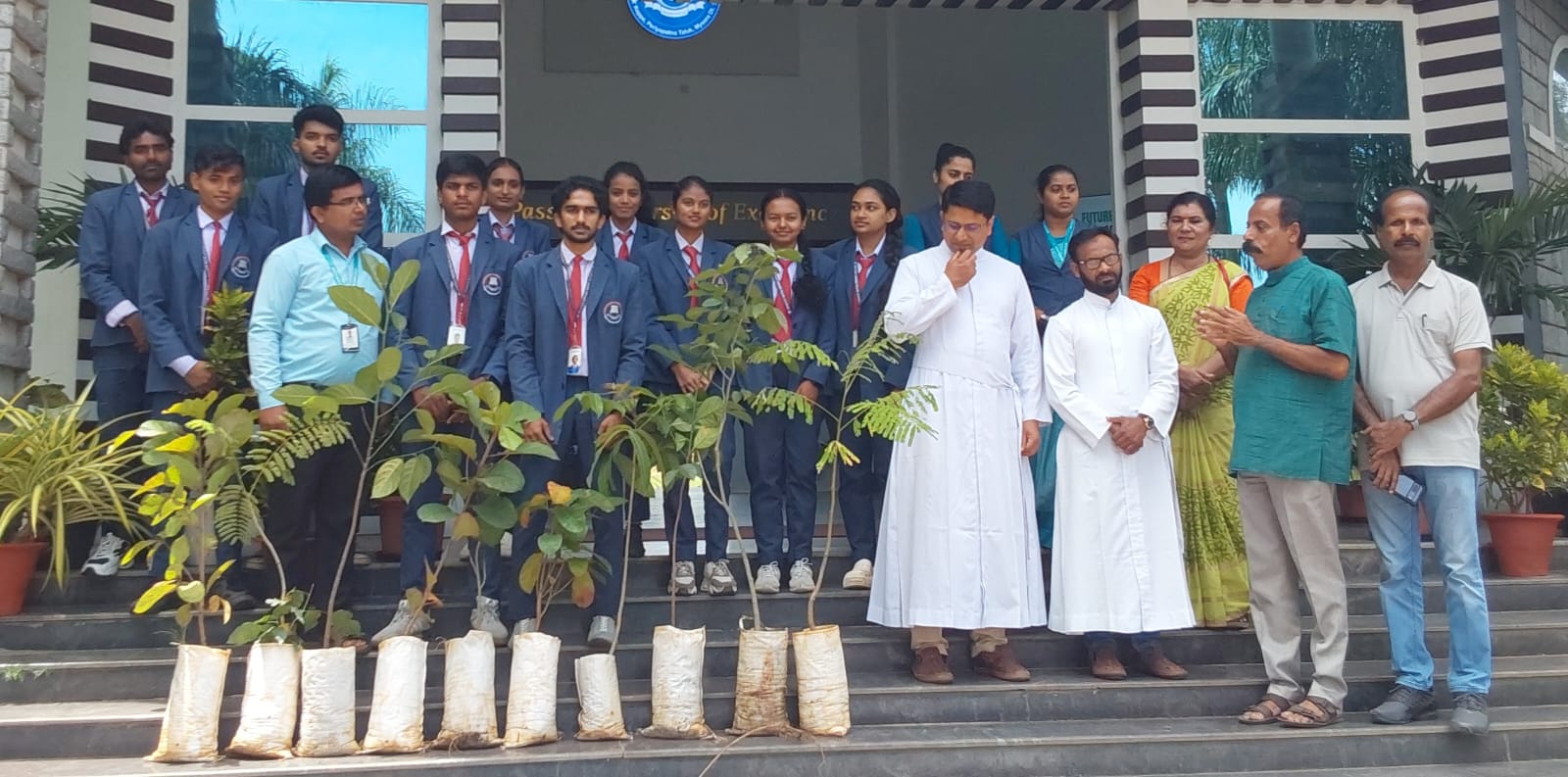 ಕಾವೇರಿ ಪರಿಸರ ಸಂರಕ್ಷಣಾ ಬಳಗದ  ಆಶಯದಲ್ಲಿ  ತಾಯಿಯ ಹೆಸರಿನಲ್ಲಿ ಒಂದು ಗಿಡ ನೆಟ್ಟು ಬೆಳೆಸುವ ಅಭಿಯಾನಕ್ಕೆ ಚಾಲನೆ ನೀಡಲಾಯಿತು. 