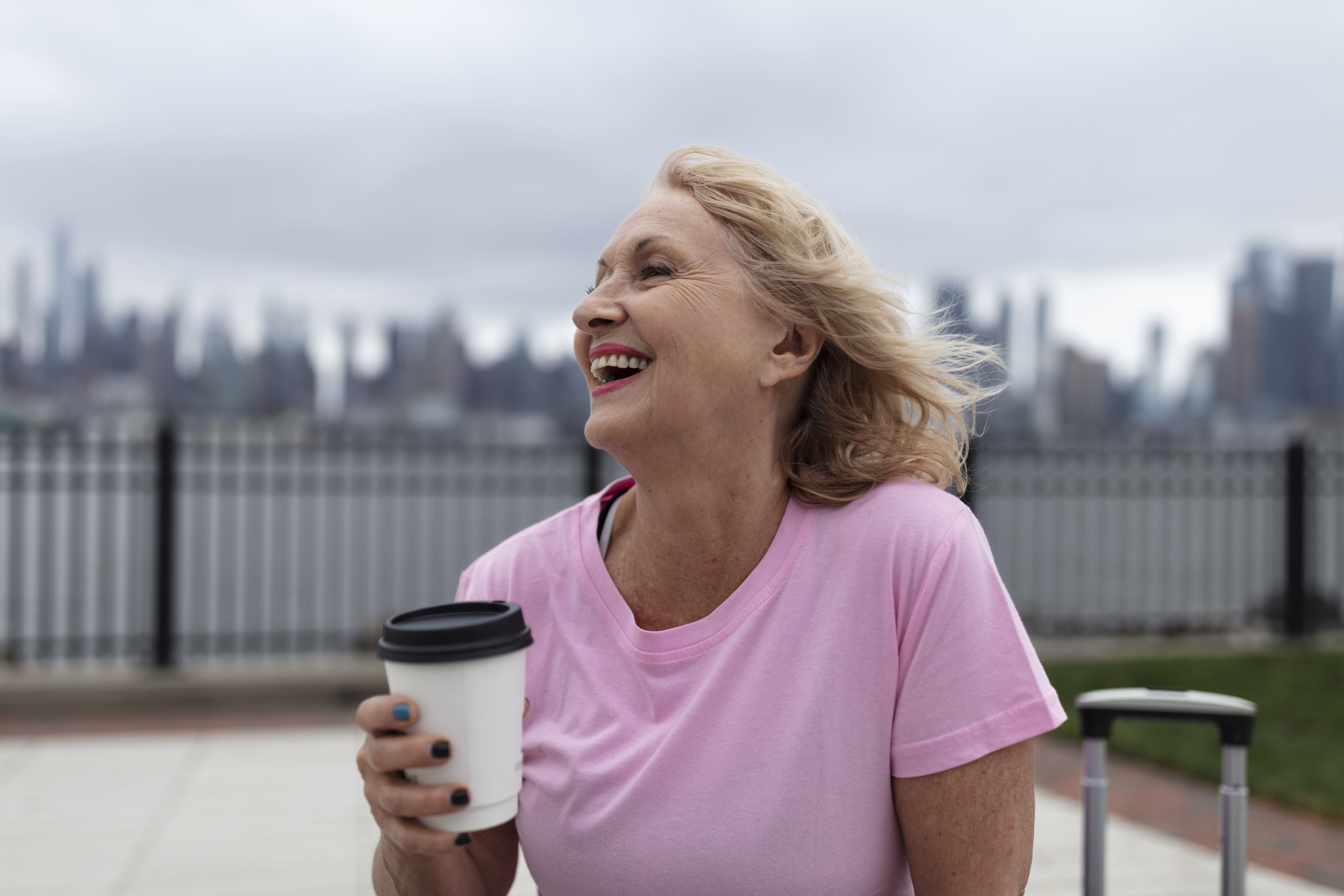 Mulher tomando café e se exercitando