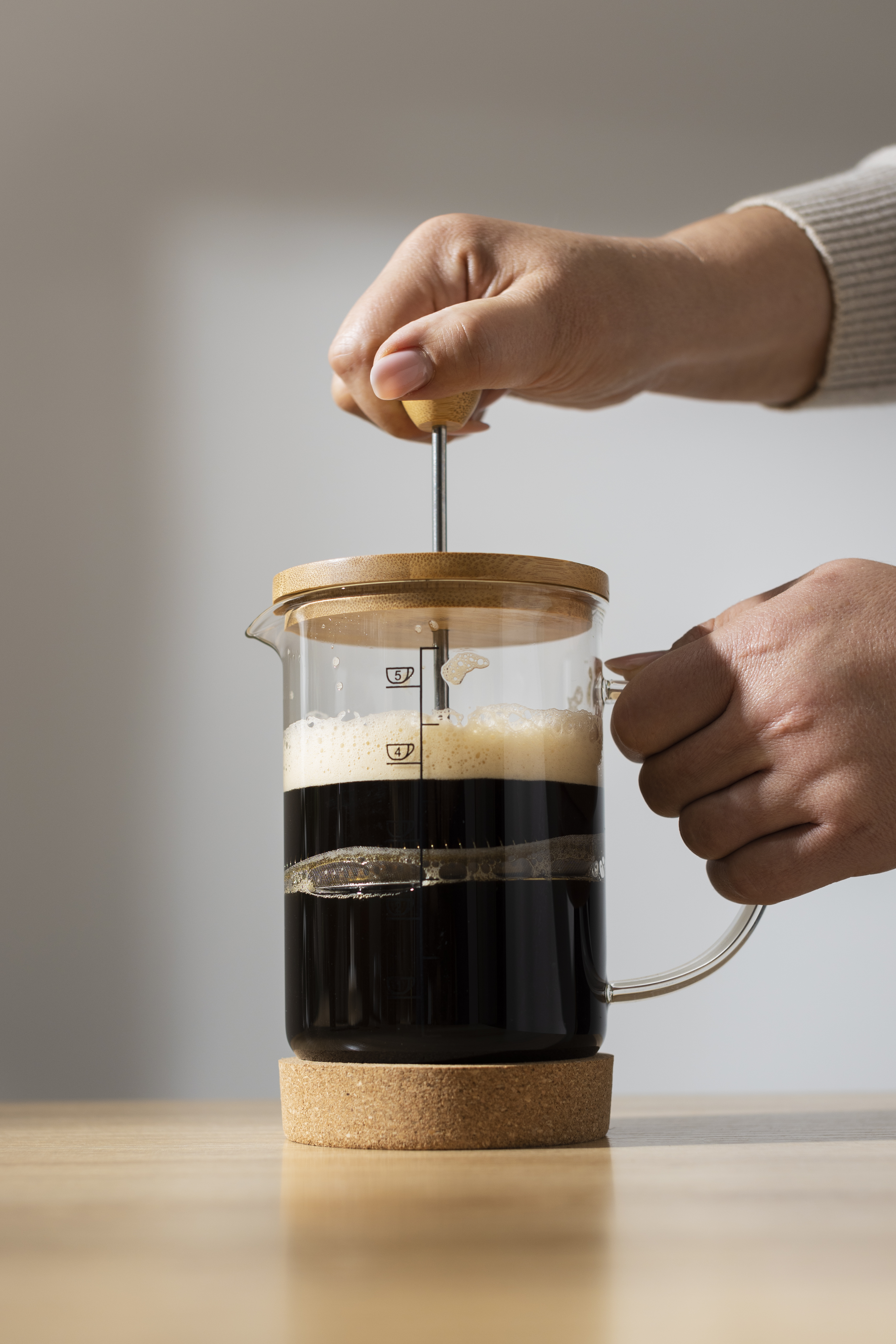 Preparando café na prensa francesa