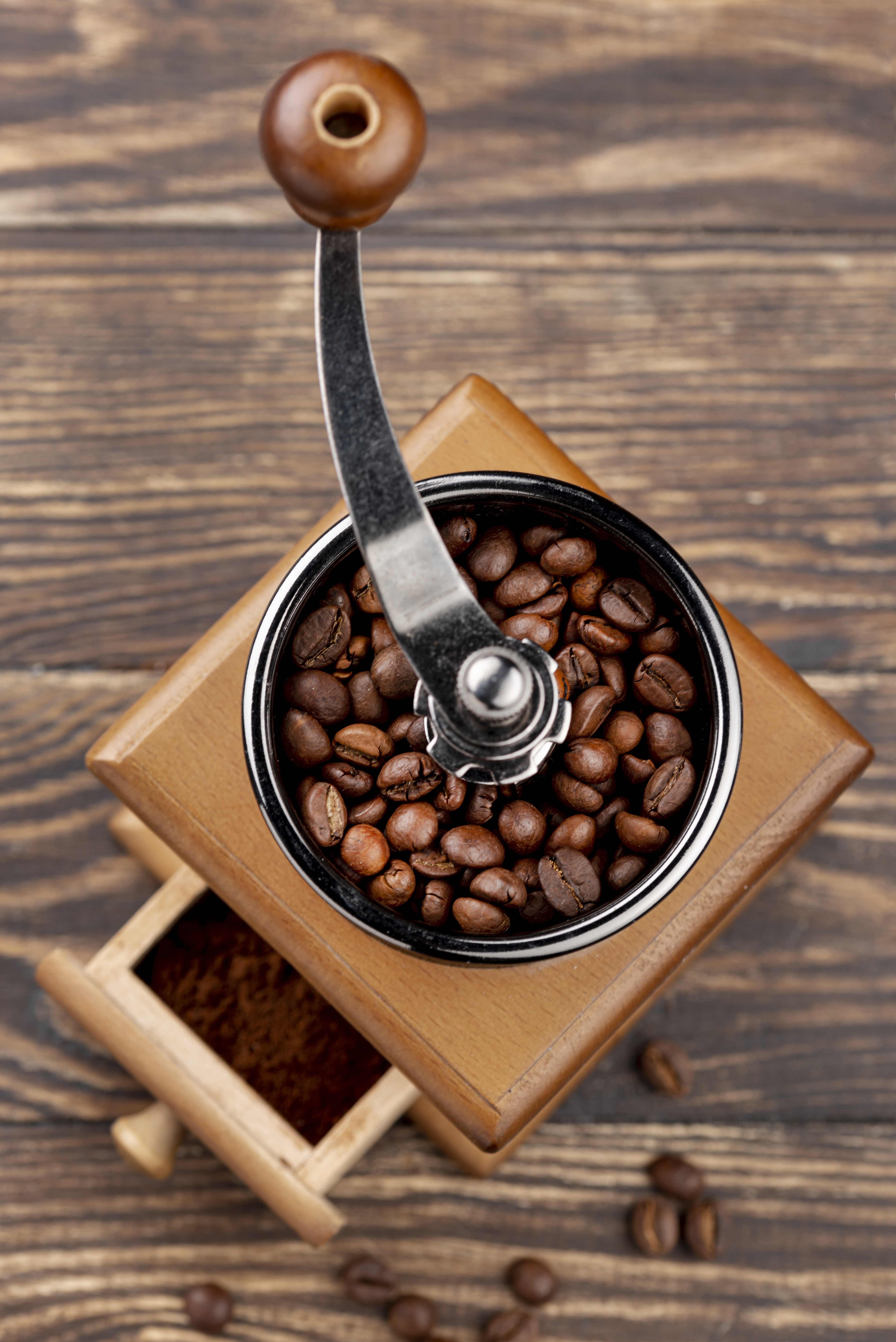 Café sendo moído no moedor para preparar a bebida