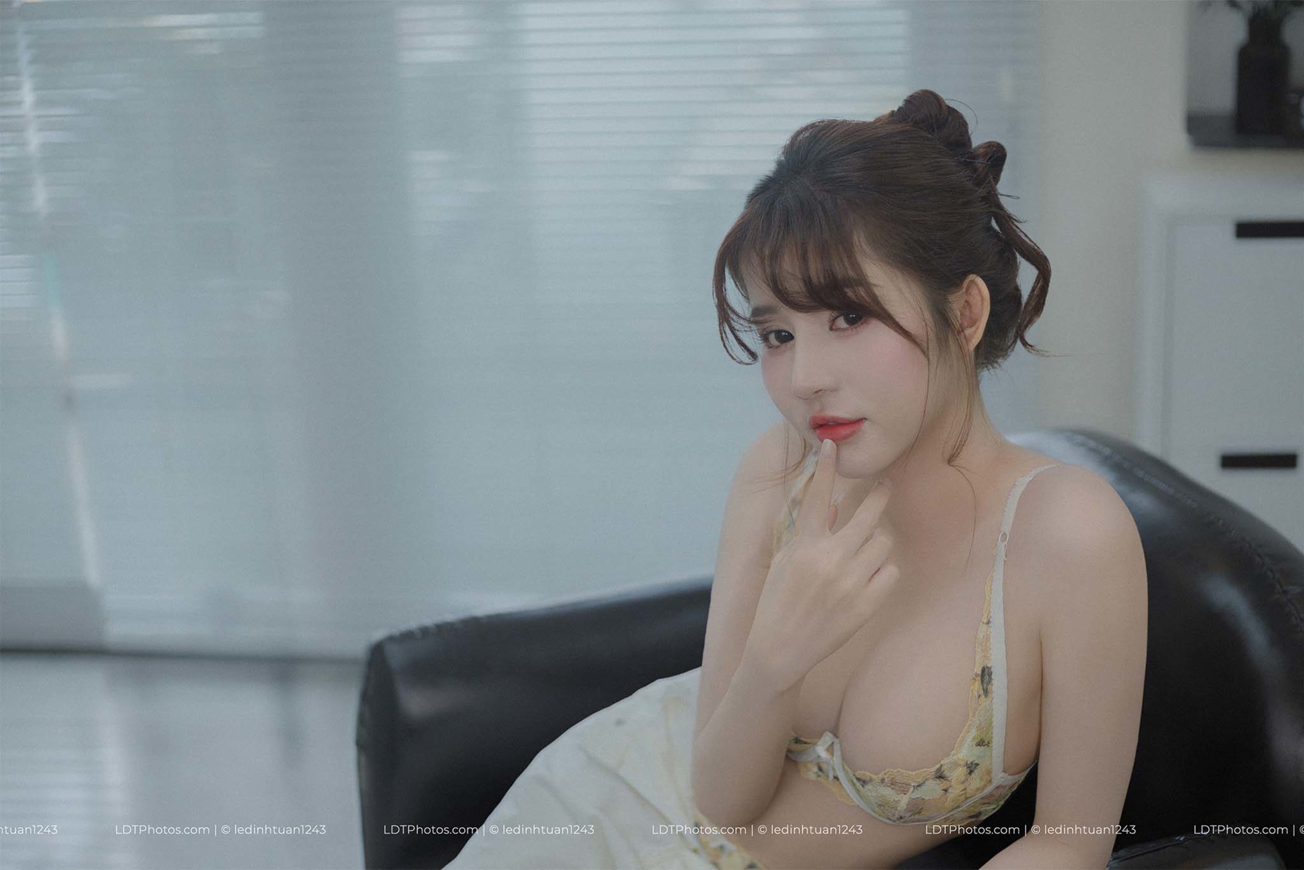 Hoa Vàng Bra - mod Huỳnh Mai Linh - Sexy - LDTPhotos