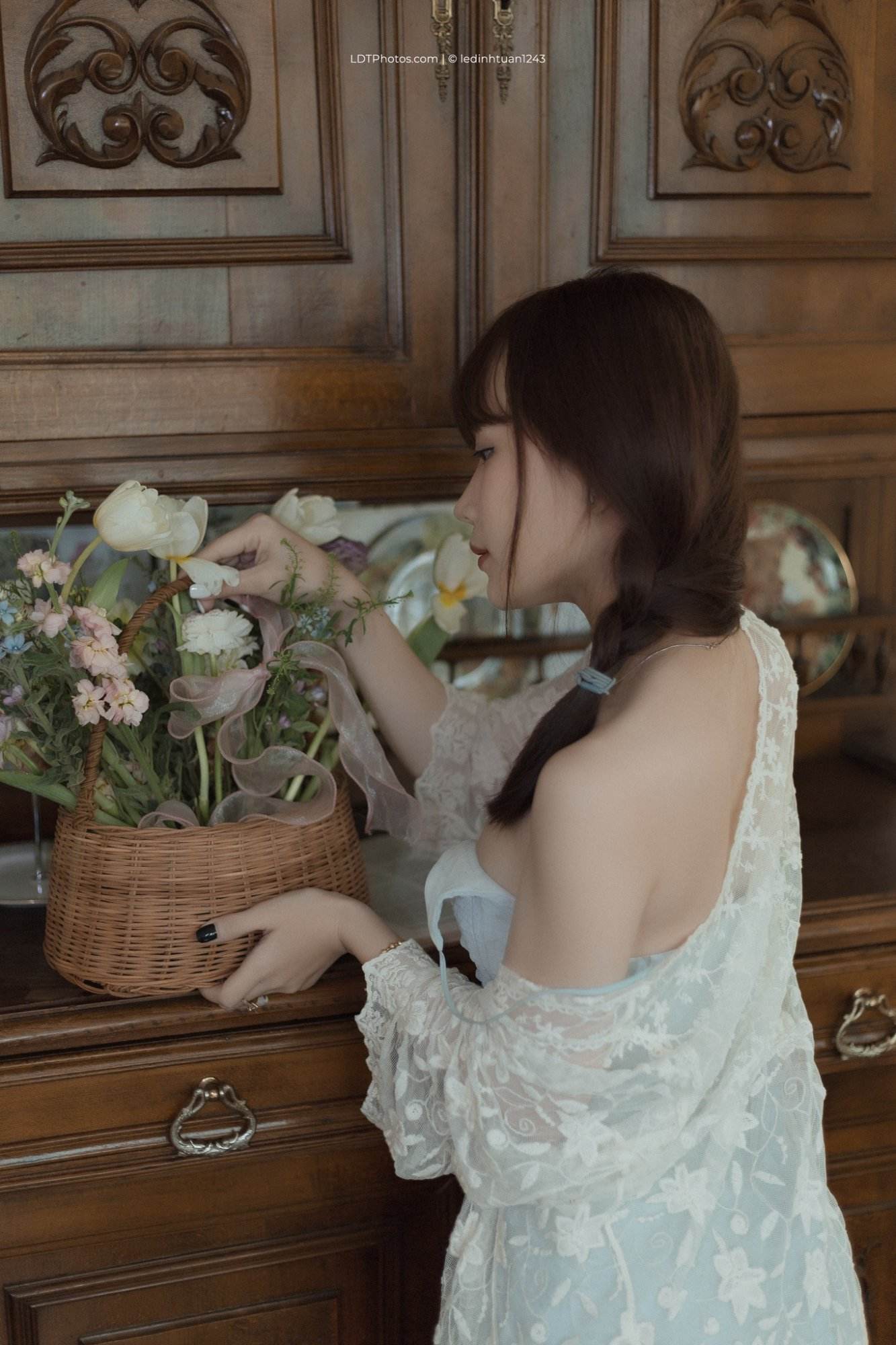 Thiếu Nữ Bên Nhà