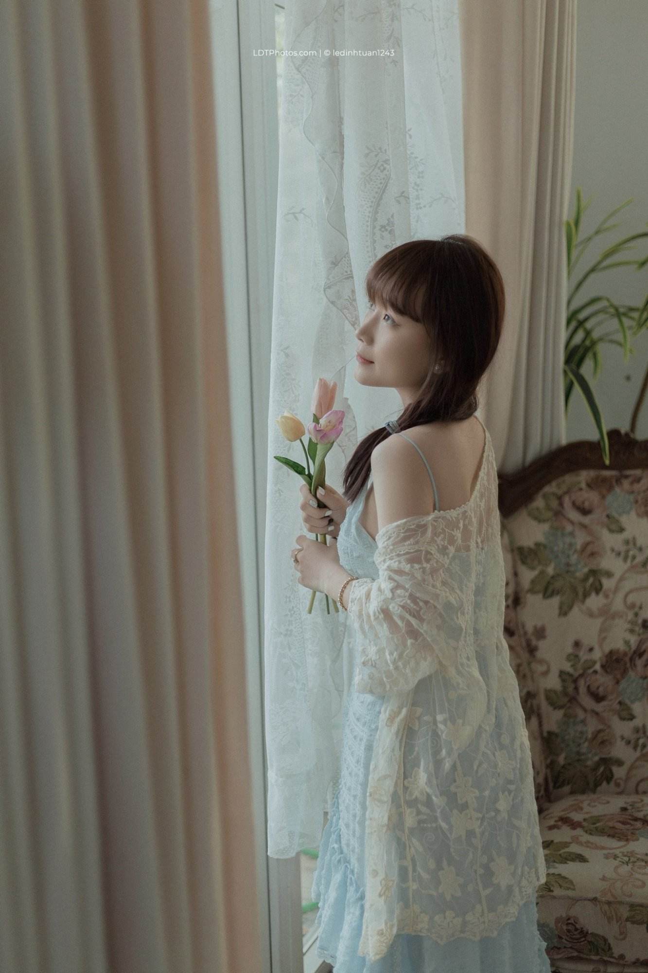 Thiếu Nữ Bên Nhà