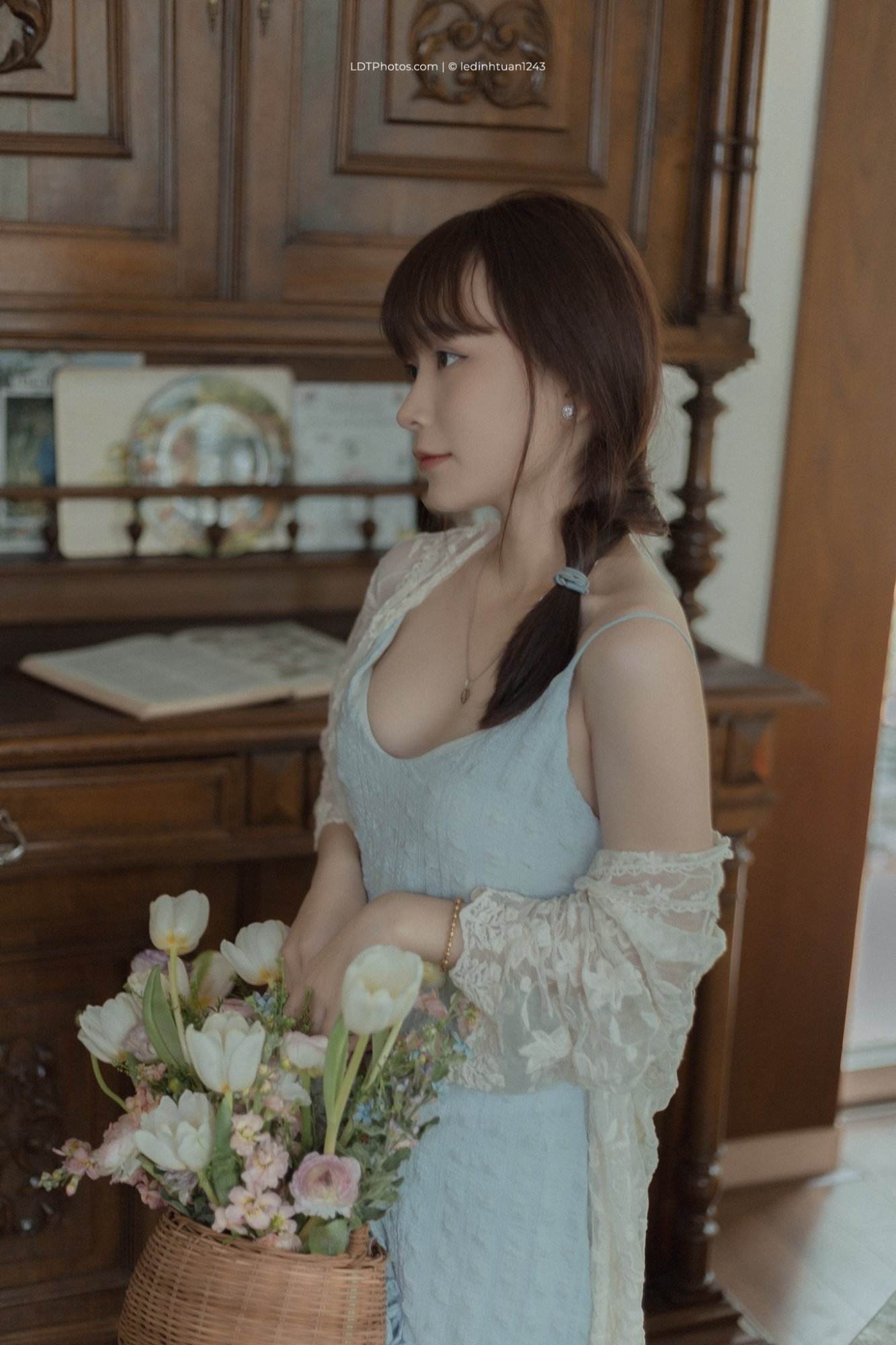 Thiếu Nữ Bên Nhà