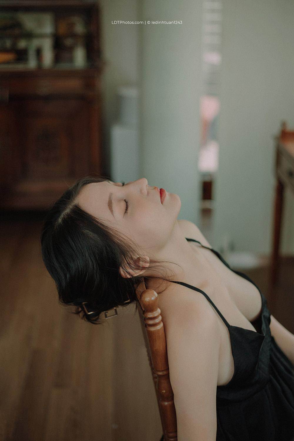 Em chìm sâu vào cô đơn