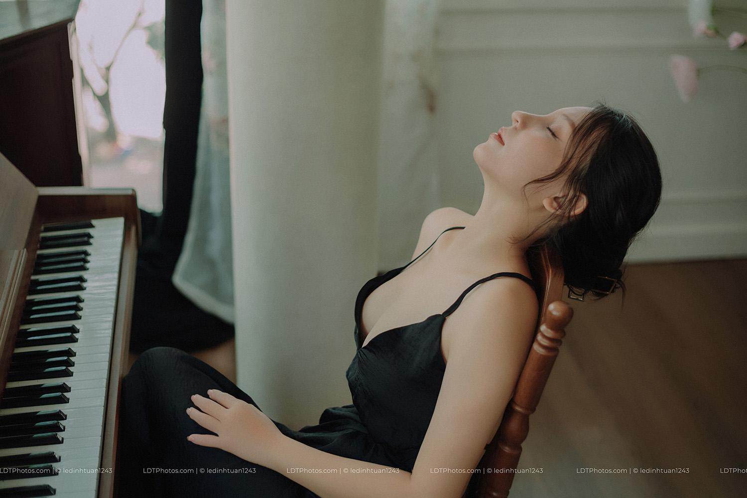 Em chìm sâu vào cô đơn