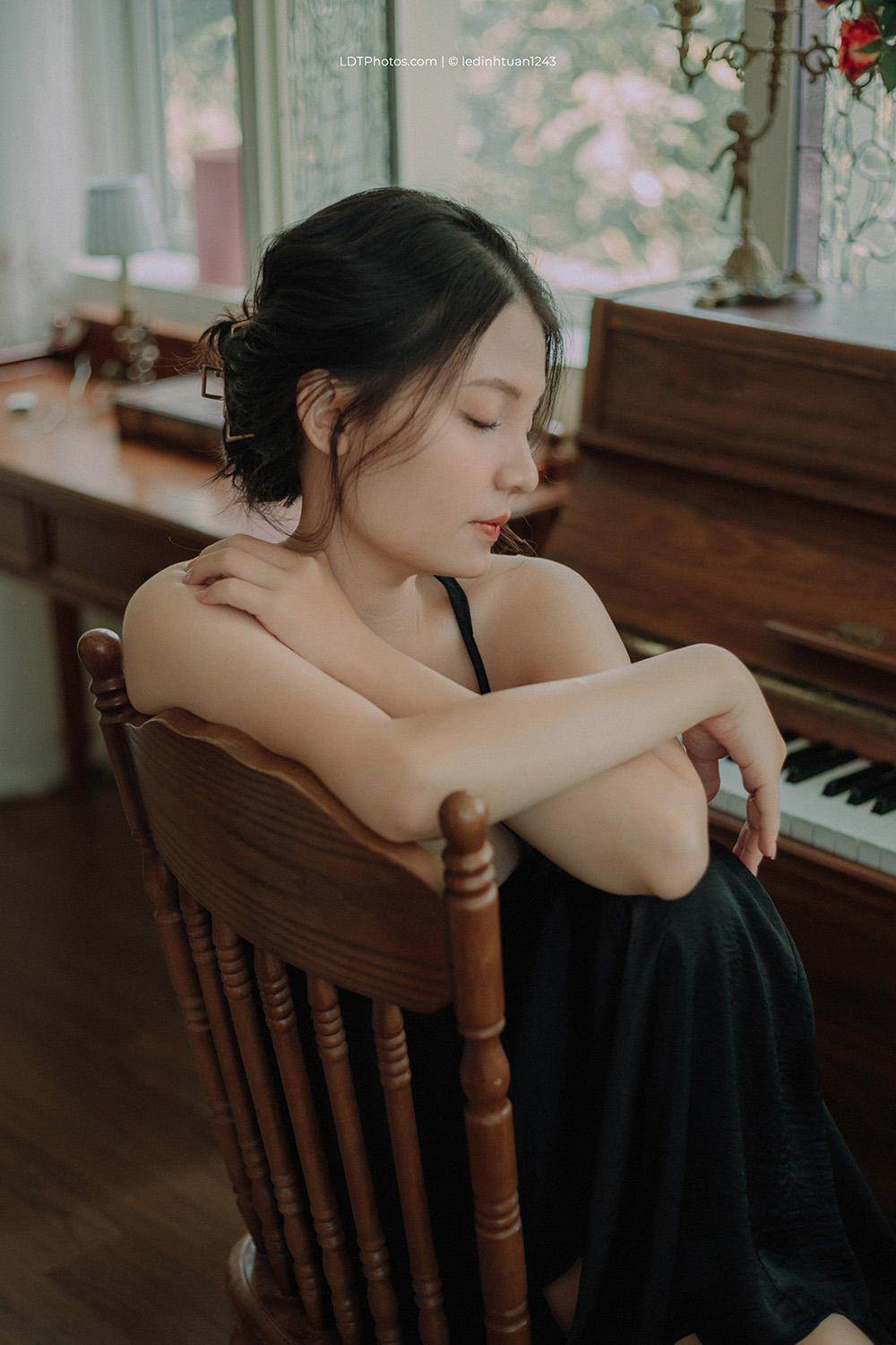 Em chìm sâu vào cô đơn