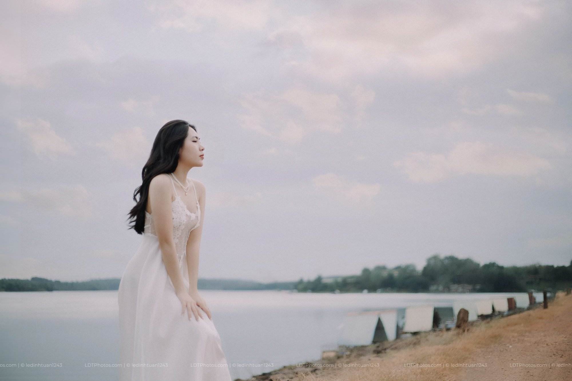 Nàng Thơ Bên Hồ