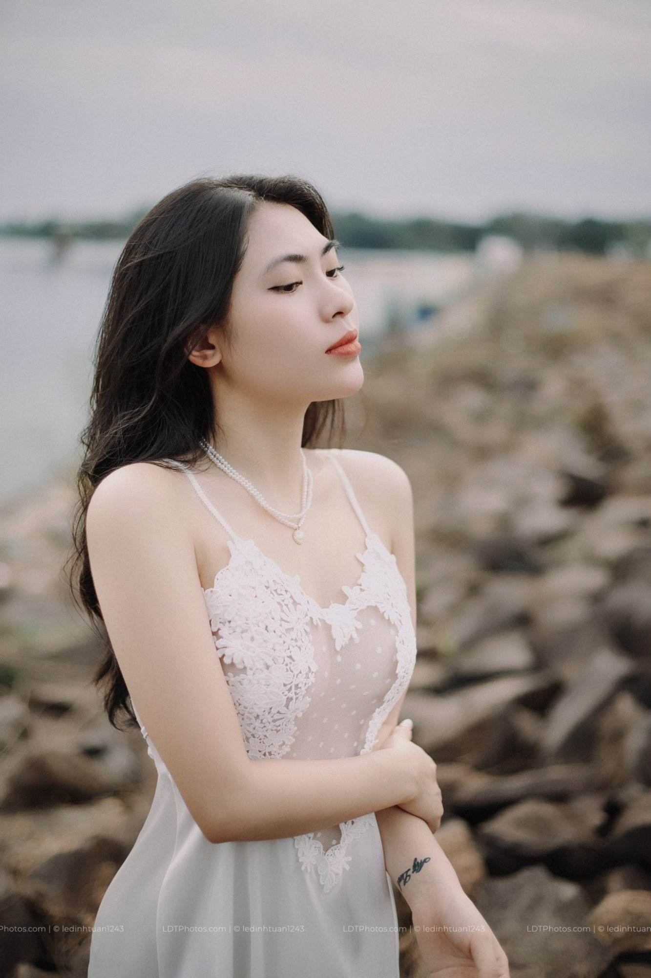 Nàng Thơ Bên Hồ