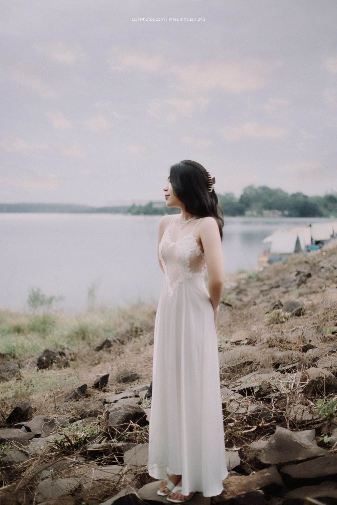 Nàng Thơ Bên Hồ