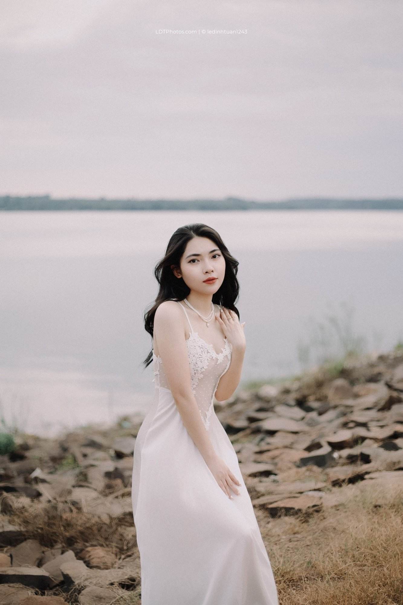 Nàng Thơ Bên Hồ