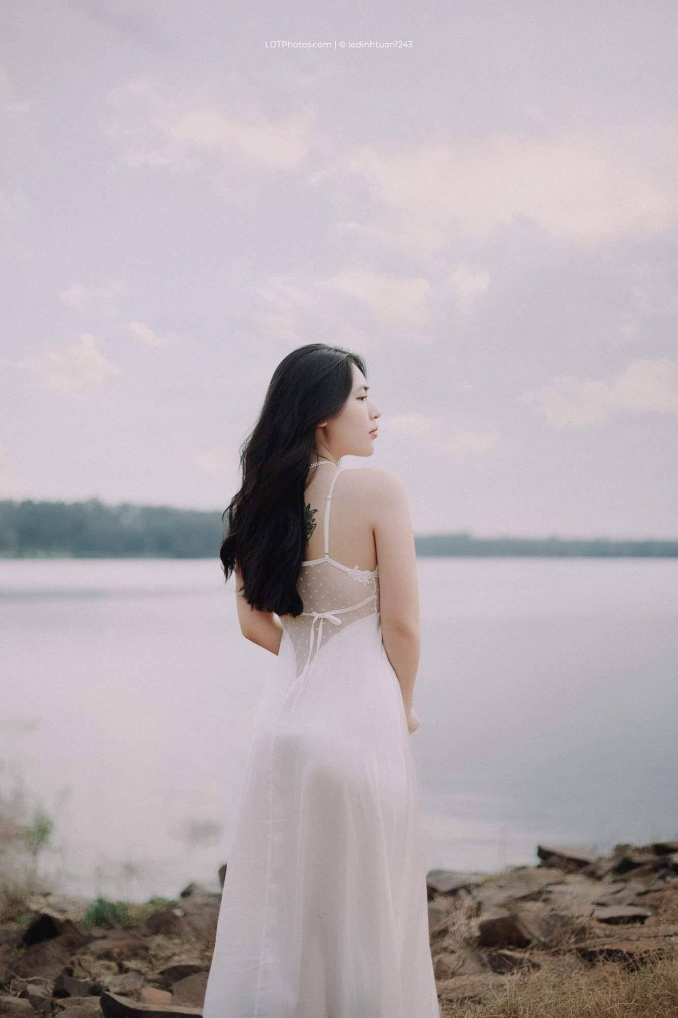 Nàng Thơ Bên Hồ