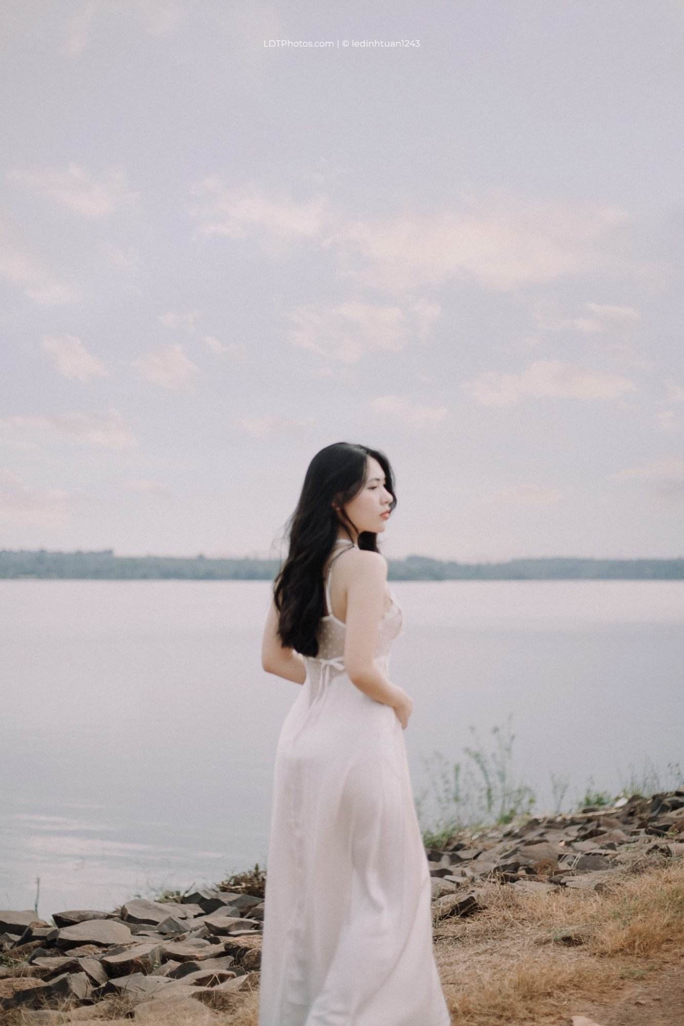 Nàng Thơ Bên Hồ