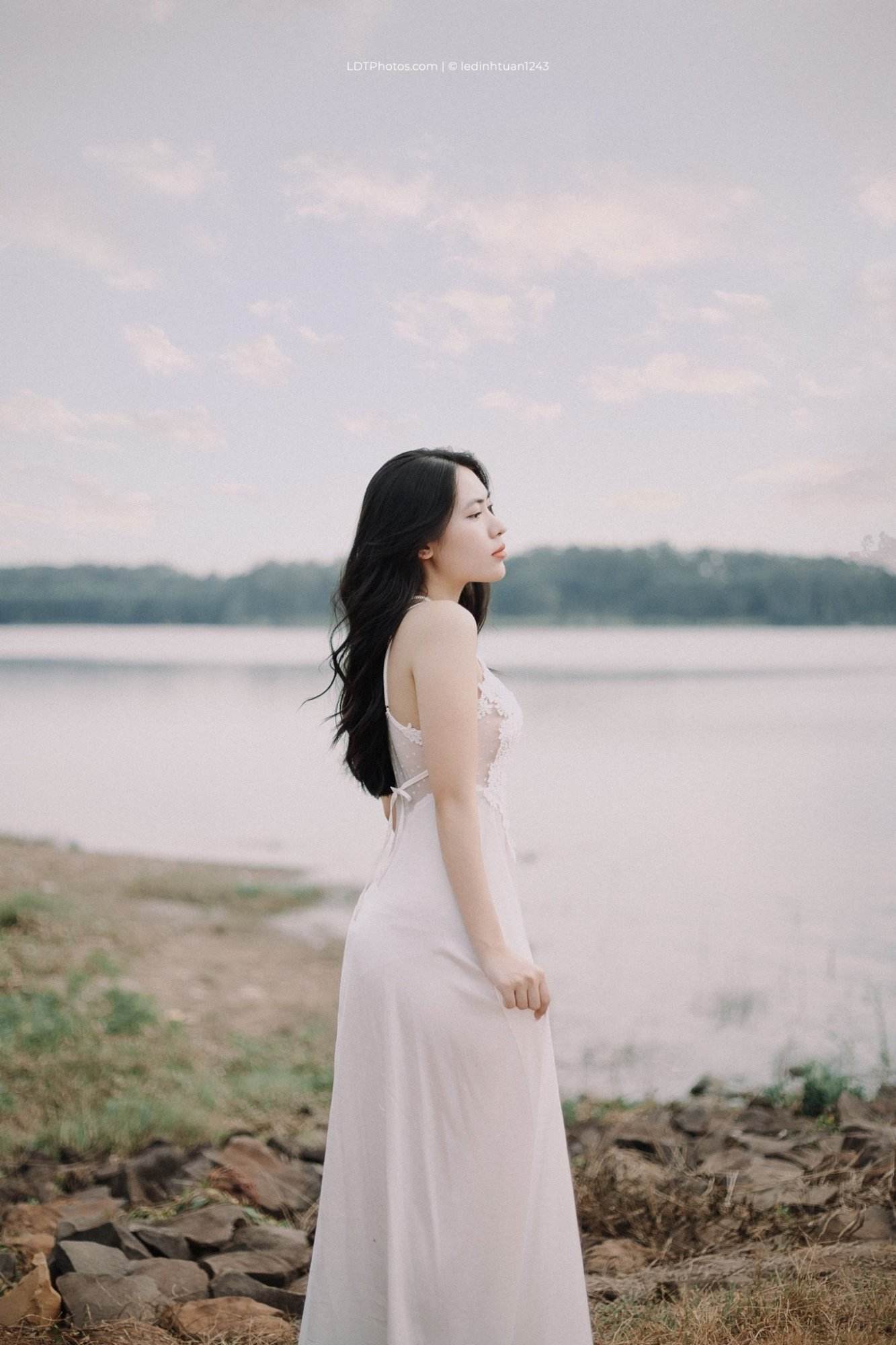 Nàng Thơ Bên Hồ