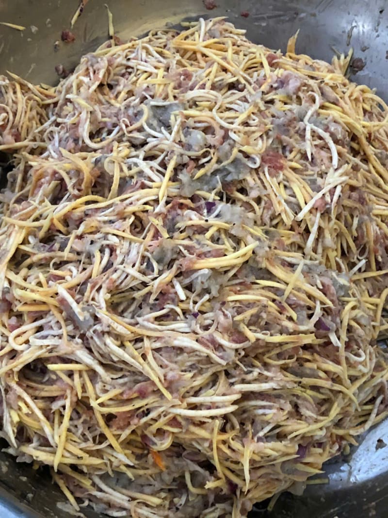 Trộn nguyên liệu chả giò