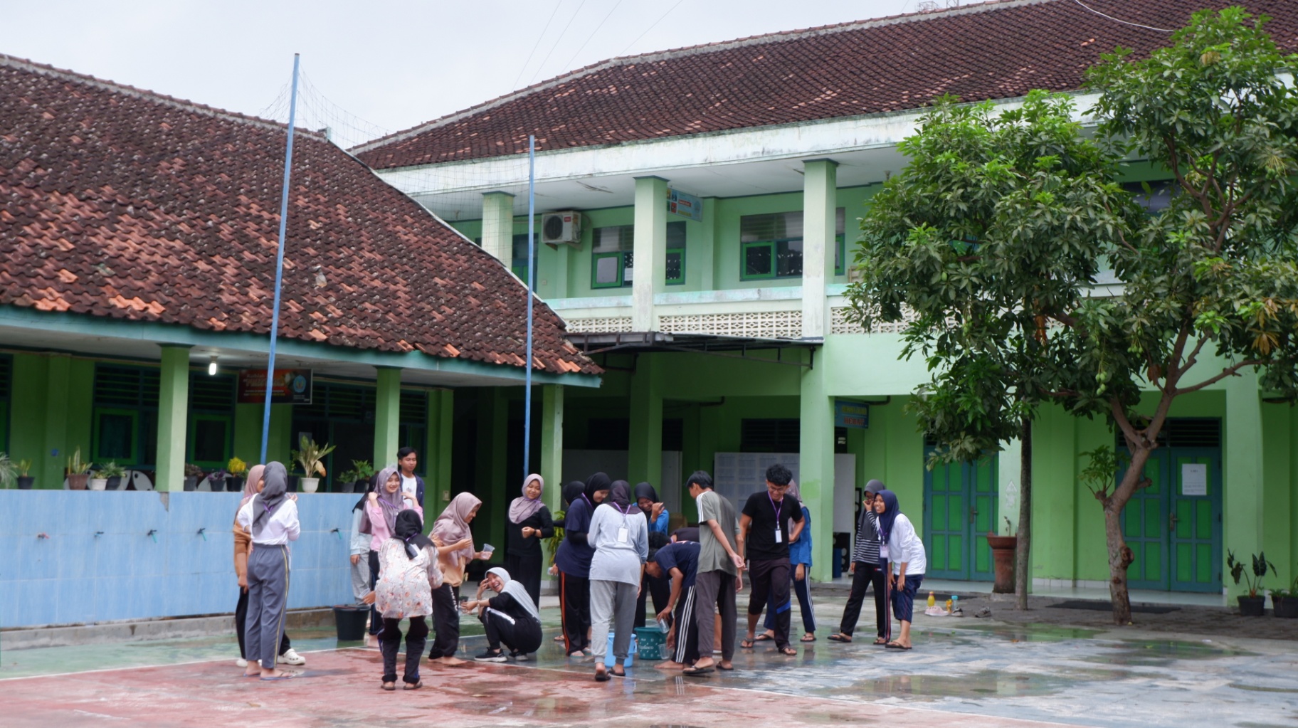 <i>(Keseruan para peserta PAB KSI Mist 2024 saat mengikuti kegiatan games keakraban di halaman lokasi acara)</i>