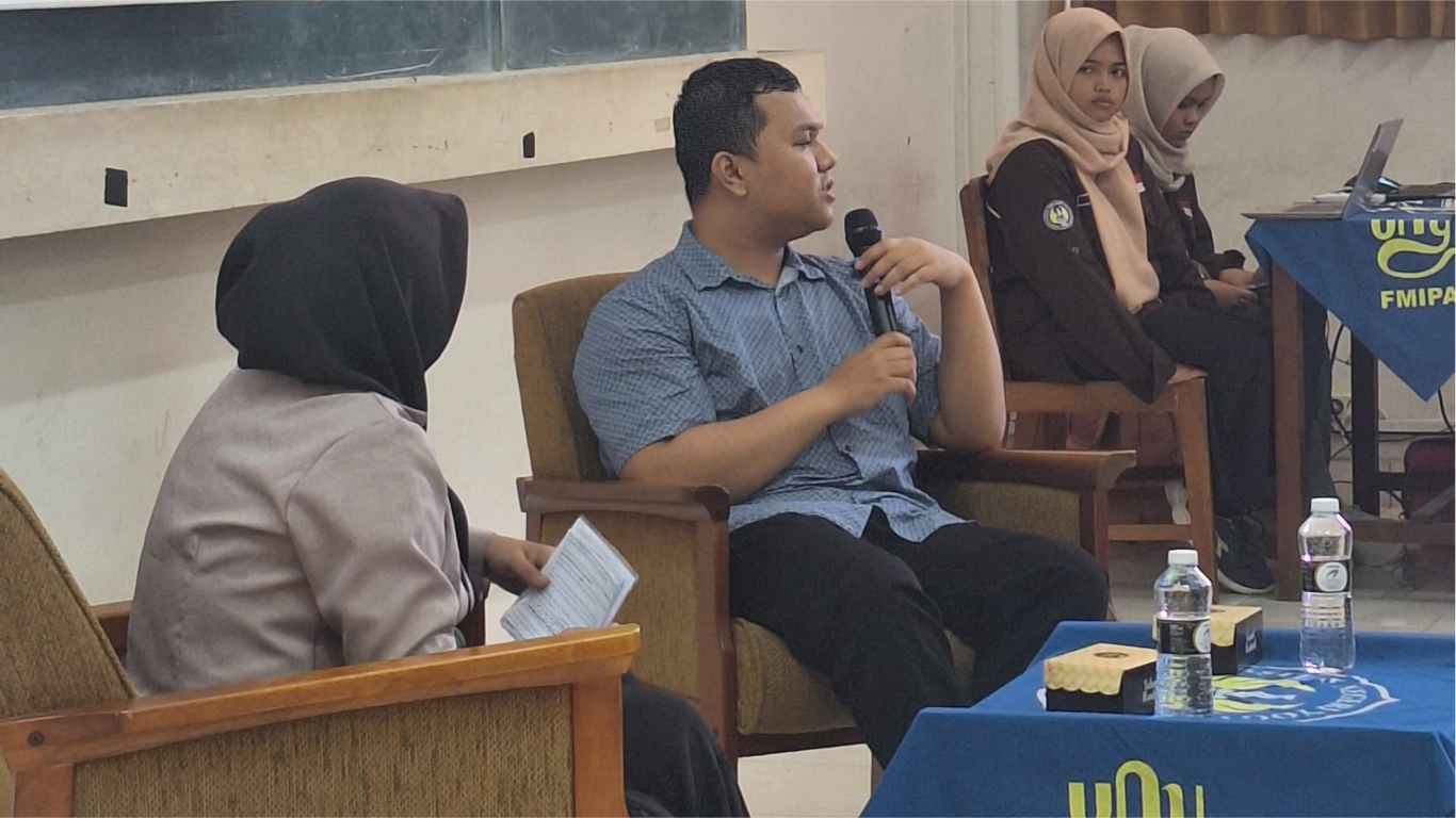 <i>(Pemaparan materi publikasi ilmiah oleh narasumber pada Seminar Bedah Jurnal 2024 yang dipandu oleh moderator)</i>