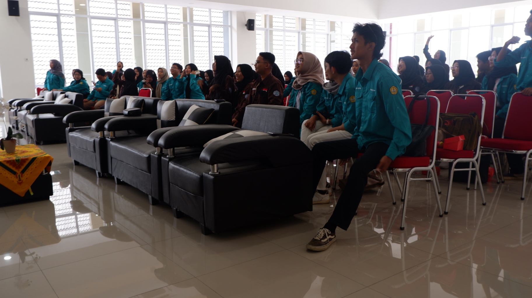 <i>
(Sesi dokumentasi bersama KSI Mist FMIPA UNY dan UKMPR UNSOED pada kegiatan Kunjungan Keluar) </i>