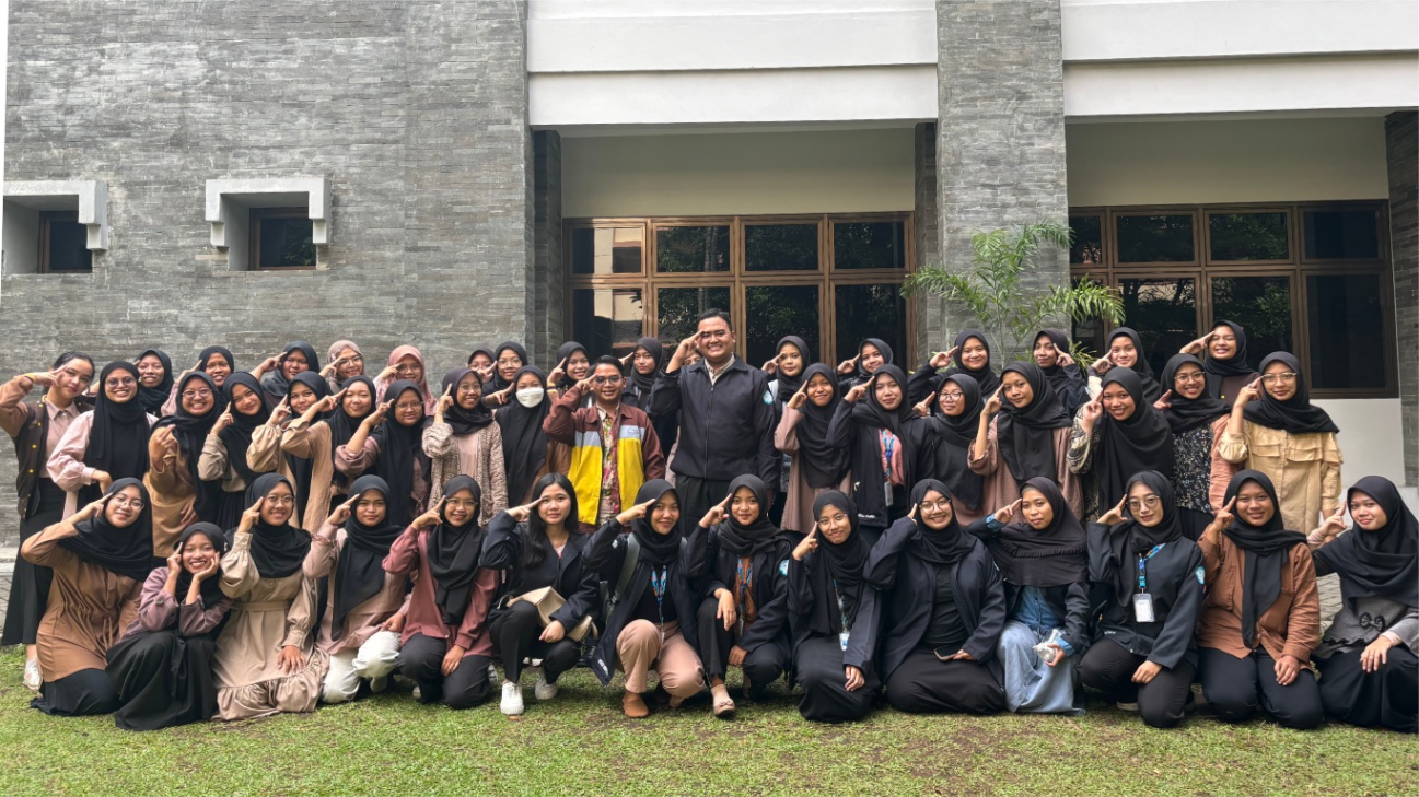  <i> (Sesi dokumentasi bersama KSI Mist FMIPA UNY dan SCREEN FISHIPOL UNY pada kegiatan Kunjungan Masuk) </i>