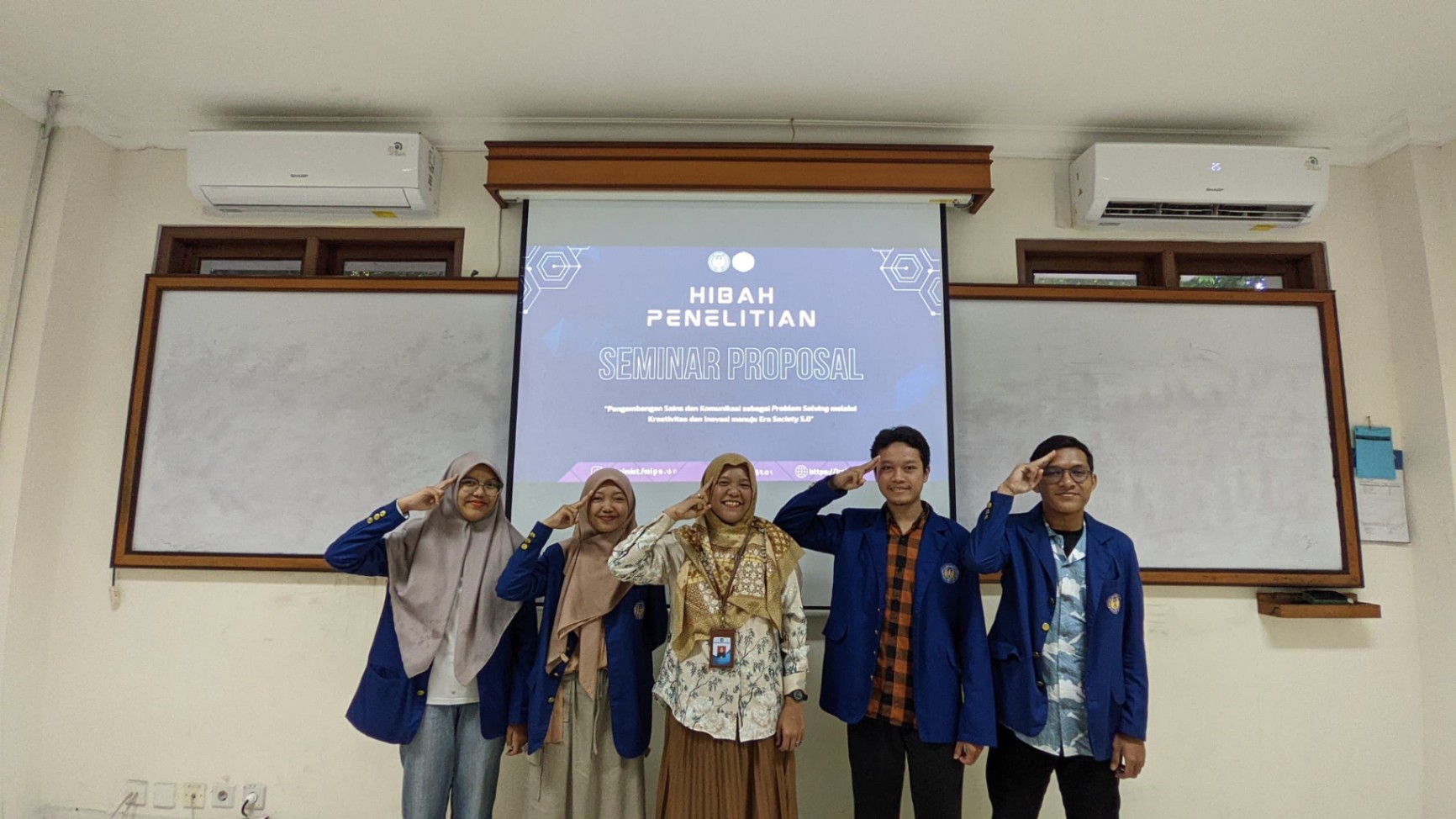 <i>(Sesi dokumentasi usai pelaksanaan Seminar Proposal Hibah Penelitian KSI Mist 2024 di ruang kelas FMIPA UNY)</i>