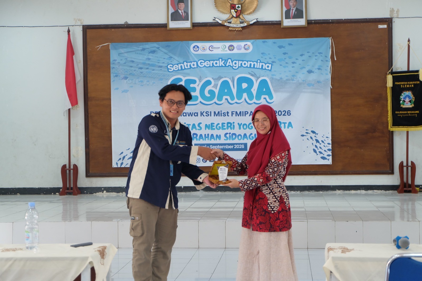 (Penyerahan Plakat kepada narasumber dari Dinas Kesehatan Kabupaten Sleman, sumber: dokumentasi pribadi)<div data-empty="true"><br></div><div data-empty="true"><br></div>
