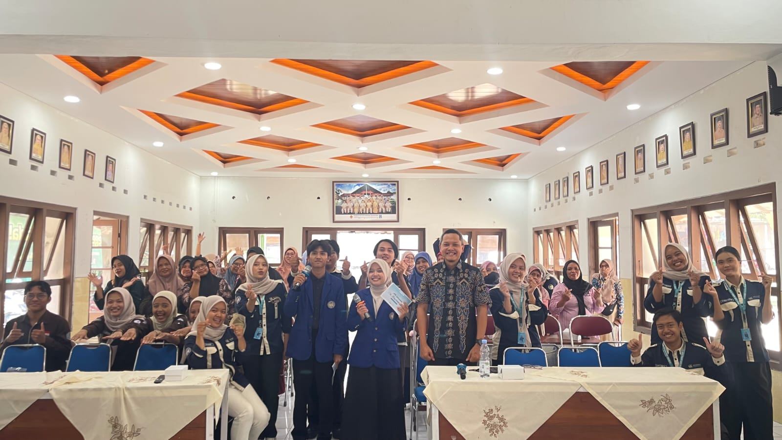 (Sosialisasi Strategi Pemasaran Digital bersama narasumber dari Balai Latihan Kerja (BLK) di Kalurahan Sidoagung. Sumber: Dokumentasi Pribadi)<div data-empty="true"><br></div><div data-empty="true"><br></div>